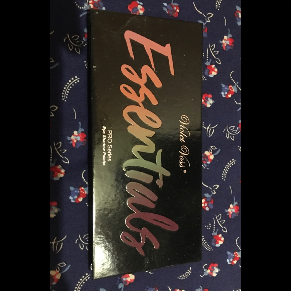 Essentials eyeshadow pallet violet Voss